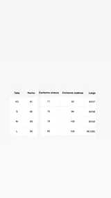 Vestido corto amarillo claro con estampado de rayas diagonales, escote halter y drapeado en el busto. La falda es acampanada y tiene detalles fruncidos en la cintura.