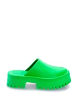 Zueco tipo mule color verde neón, con plataforma y suela track.