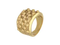 Anillo de acero con baño de oro, con diseño texturizado de pequeñas esferas.