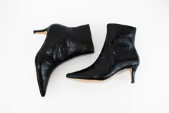 Botines de cuero con textura de cocodrilo, diseño de punta fina y taco chupete de altura media.