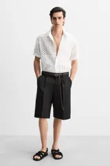 Sandalia negra con tiras de cuerda de algodón y tira trasera ajustable.