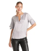 Blusa de satén color azul marino con escote en V y mangas cortas con tres capas de volados superpuestos.