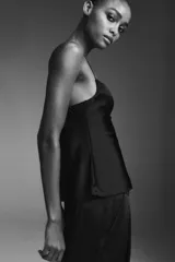 Top de breteles finos confeccionado en tejido satinado color rosa claro, con escote corazón y cierre lateral con cremallera oculta.