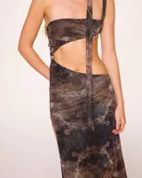 Vestido largo de microtul estampado con diseño abstracto en tonos marrones, verdes y azules. Tiene un corte asimétrico con un solo hombro, abertura en la cintura y tajo lateral. Incluye choker a tono.