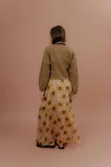 Chaqueta verde militar de corte clásico, cuello mao y cierre frontal con botones. Cuenta con bolsillos ojal en el pecho y mangas largas.