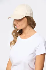 Gorro con visera de lona color negro con bordado en el frente.