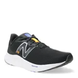 Championes de running New Balance modelo Fresh Foam Arishi V4, color negro con entresuela blanca y detalles en naranja y azul. Presentan capellada de malla transpirable, logo lateral característico y tecnología de amortiguación Fresh Foam.