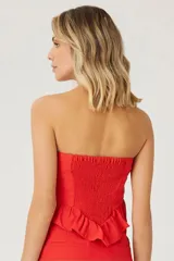 Top strapless color blanco, con volado en el ruedo.