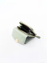 Billetera compacta de color verde menta, con solapa frontal que presenta una textura tipo cocodrilo y un cierre central con botón metálico dorado.