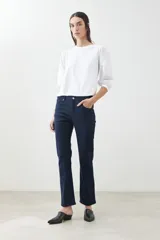 Pantalón negro de corte recto, tiro medio y bolsillos delanteros y traseros.