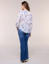 Blusa de gasa Zac & Rachel con estampado de rayas verticales en tonos rosados, amarillos y blancos. Presenta escote en V con cuello mao, cierre frontal con botones, un bolsillo aplicado en el pecho, mangas largas con presilla para regular el largo y detalle de nudo en el dobladillo inferior.