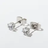 Par de caravanas plateadas con cristal transparente engarzado.