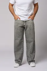 Pantalón de jean gris claro, corte amplio y tiro alto.