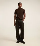 Remera de manga corta color beige, con cuello redondo y tejido texturizado acanalado.