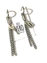 Par de aros colgantes de acero quirúrgico plateado con cierre de gancho. Uno presenta un dije de llave con la palabra 'Faith' y cadenas colgantes. El otro presenta un dije de candado y cadenas colgantes.