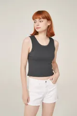 Musculosa gris de algodón con cuello redondo y corte ajustado.