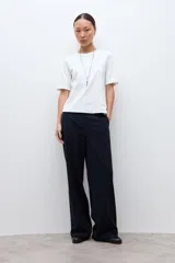 Remera blanca de manga corta con cuello redondo y costuras verticales decorativas en el frente.