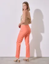 Pantalón de vestir color beige, marca Zac & Rachel, confeccionado en gabardina elastizada. Presenta pretina ancha con faja interna modeladora, largo de pierna con costura frontal pespunteada y bolsillos ojal simulados en la parte trasera.