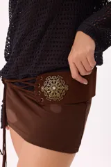 Set compuesto por un minivestido marrón con cinturón y un sweater tejido tipo red color negro de mangas largas.