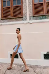 Falda corta de tiro medio con cintura elástica tipo nido de abeja y diseño con estampado de lunares grandes.