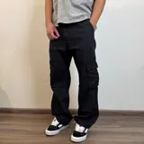 Pantalón cargo negro de corte recto con bolsillos laterales.