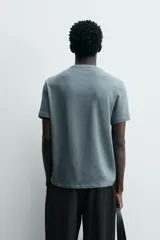 Jersey de algodón de punto, color rosa pálido, con cuello redondo y manga corta, corte relajado.