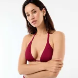 Top de bikini de triángulo con textura acanalada en color rojo oscuro, con tirantes finos para atar al cuello y la espalda.