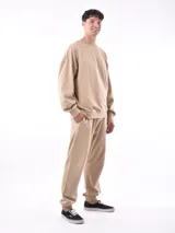 Buzo negro de corte holgado, con cuello redondo y mangas largas.