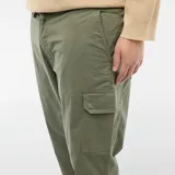 Pantalón cargo de corte recto en color verde oliva, con bolsillos laterales tipo cargo y cierre frontal con botón y cremallera.
