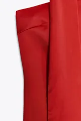 Vestido corto de satén color rojo, con escote recto, hombros descubiertos y detalle de foulard en el mismo tejido.