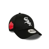 Gorro New Era 9FORTY ajustable, color negro, con el logotipo de los Chicago White Sox bordado en blanco en el frente y un parche conmemorativo de la Serie Mundial en el lateral derecho.