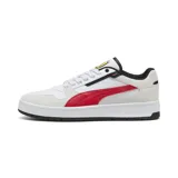Championes Puma modelo Ferrari Court, de diseño urbano con base blanca, detalles en rojo y refuerzos de gamuza gris claro. Presenta el logo de Ferrari en la lengüeta y la icónica franja lateral de Puma en color rojo.