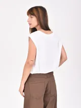 Remera gris melange de corte crop, con cuello redondo y sisas amplias.