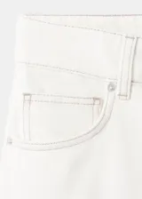 Bermuda de denim blanca con diseño recto y tiro medio, de estilo vaquero con cinco bolsillos, trabillas y cierre frontal con botón y cremallera.