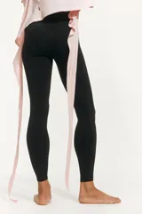 Leggings de yoga negros de tiro alto, confeccionados con tejido funcional SoftMove™ y tecnología Lycra® Sport para un efecto segunda piel y mayor elasticidad. Incorporan DryMove™ para absorber el sudor. Cuentan con cintura ancha plegable y un bolsillo pequeño lateral.
