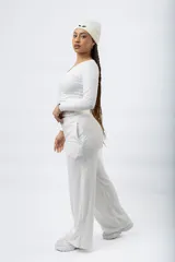 Pantalón palazzo de punto acanalado color blanco, con cintura elástica y bolsillos laterales.