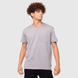 Remera de algodón orgánico color gris, con cuello redondo, mangas cortas y bolsillo frontal en el pecho.