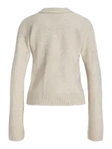 Sweater de punto color beige, con cuello polo y cierre frontal de tres botones, mangas largas con puños acanalados y diseño clásico.