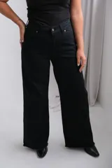 Pantalón de jean negro de corte recto y tiro alto, con cierre frontal de botón y cremallera, y bolsillos laterales.