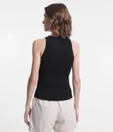Blusa musculosa negra de tejido de punto acanalado, con escote redondo y tirantes anchos, de corte ajustado y diseño liso.