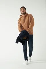 Buzo canguro gris oscuro con capucha ajustable con cordones, bolsillo tipo canguro y doble estampa en frente y espalda con el texto "BROOKSFIELD WORLD WIDE TOUR 1971".