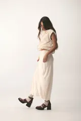 Zapato de cuero color marrón con textura de reptil, con punta fina, corte lateral y pulsera con hebilla y apliques metálicos.