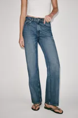 Jeans de tiro alto con cinco bolsillos, pernera recta y larga, confeccionados en denim negro con cierre frontal de cremallera y botón metálico.