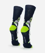Medias de caña larga color azul marino con estampado de cuerpo completo del personaje Buzz Lightyear de Toy Story. Tienen detalles en verde lima en la puntera y el talón.
