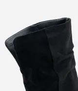 Bota de caña alta over the knee con acabado tipo gamuza, diseño fruncido en la caña, punta fina y tacón kitten heel.