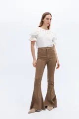 Pantalón de jean acampanado color marrón, con tiro alto y alforza central.