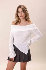 Remera color marrón con textura acanalada, corte asimétrico y hombros descubiertos.