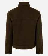 Campera trucker color verde oliva confeccionada en sarga de algodón, con cuello inglés, manga larga, bolsillos delanteros con solapa y abotonado delantero.