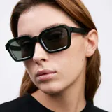 Lentes de sol cuadrados con armazón verde oliva y lentes polarizadas verde oscuro.