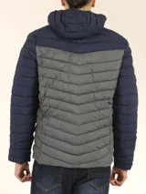 Campera capitoneada con capucha, con cambio de color tipo colorblock en verde militar y negro.